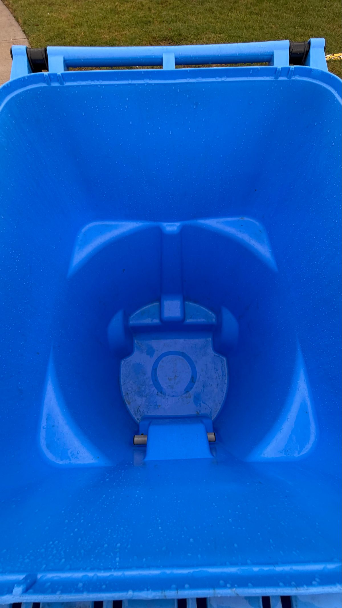 Blue bin fully restored after Keep Bin Clean service